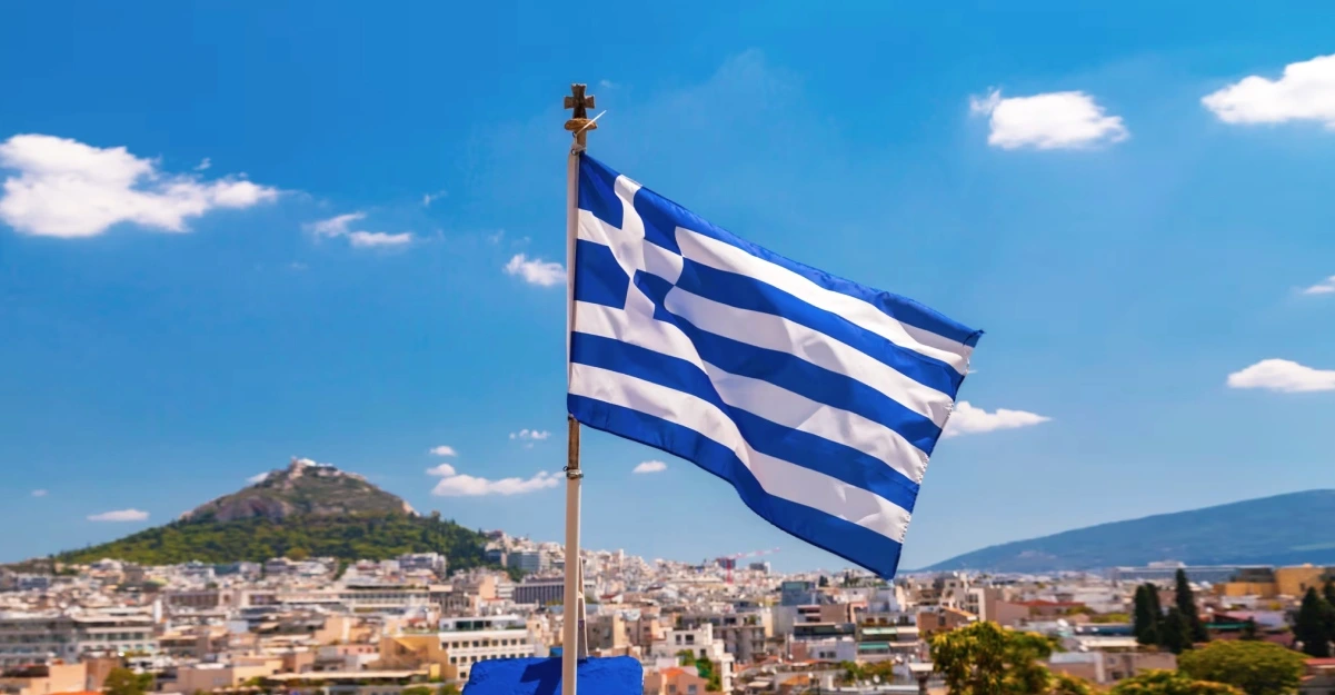 דגל יוון מתנוסס